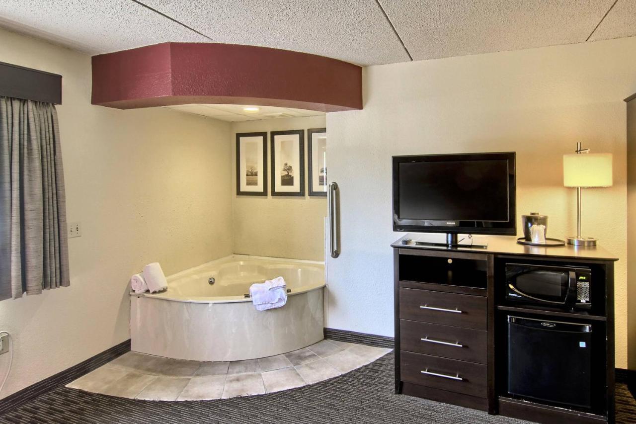 Blossom Hotel & Suites טראוורס סיטי מראה חיצוני תמונה