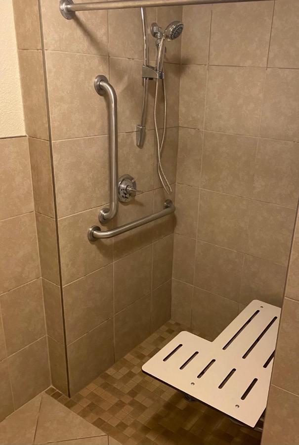 Blossom Hotel & Suites טראוורס סיטי מראה חיצוני תמונה