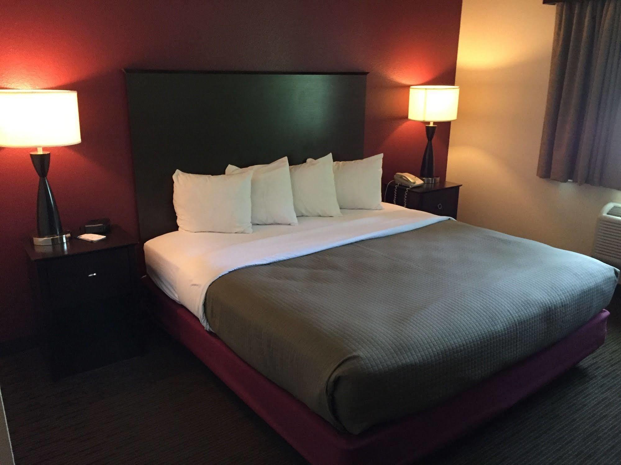 Blossom Hotel & Suites טראוורס סיטי מראה חיצוני תמונה