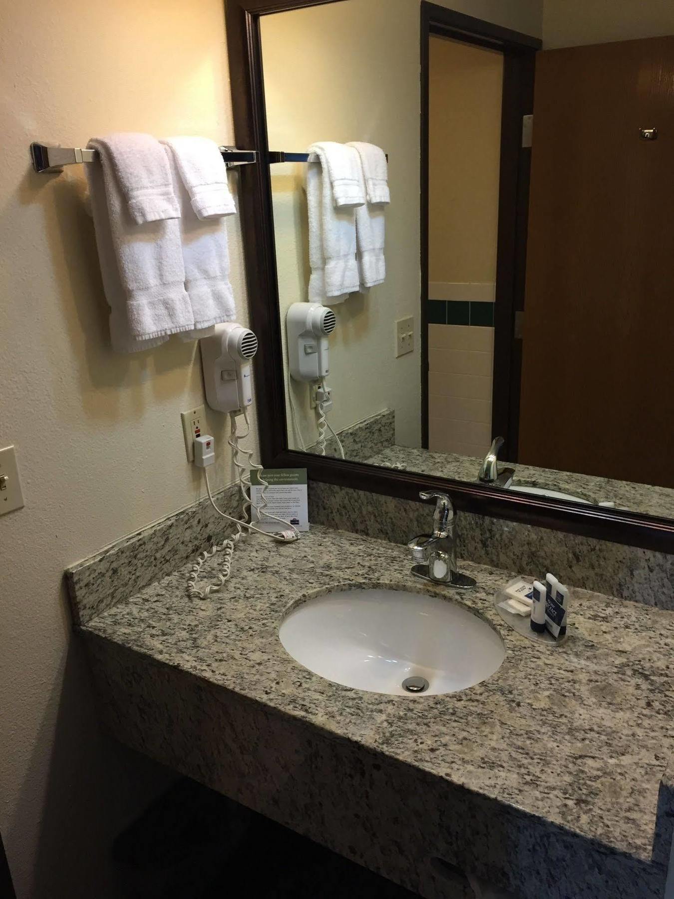 Blossom Hotel & Suites טראוורס סיטי מראה חיצוני תמונה